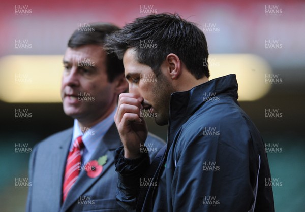 07.11.08 - Wales Rugby Training - Gavin Henson looks on as he sits out of training. 