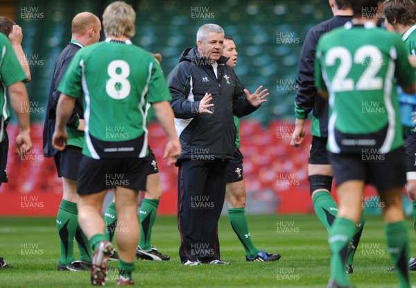 07.11.08 - Wales Rugby Training - Wales Coach, Warren Gatland during training. 