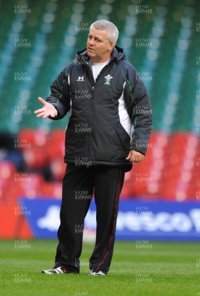 07.11.08 - Wales Rugby Training - Wales Coach, Warren Gatland during training. 