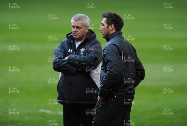 07.11.08 - Wales Rugby Training - Wales coach, Warren Gatland talks to Gavin Henson during training. 