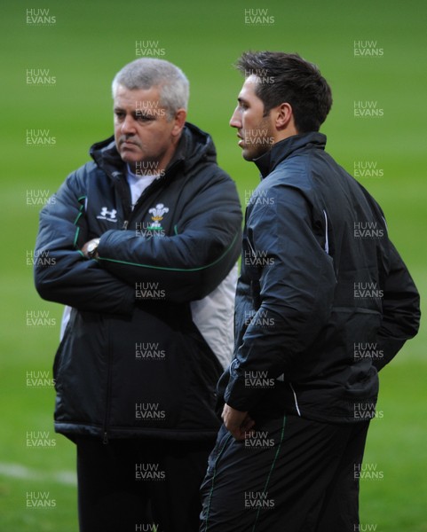 07.11.08 - Wales Rugby Training - Wales coach, Warren Gatland talks to Gavin Henson during training. 