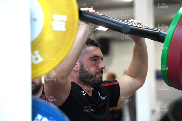071122 - Wales Rugby Gym Session - Gareth Thomas during weights session