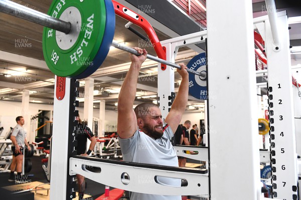 071122 - Wales Rugby Gym Session - Nicky Smith during weights session