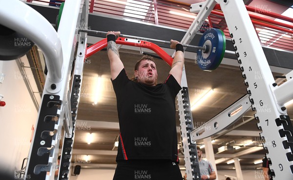 071122 - Wales Rugby Gym Session - Sam Wainwright during weights session