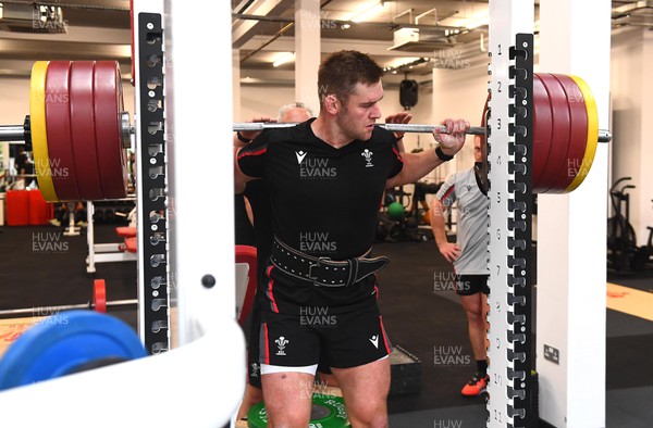 071122 - Wales Rugby Gym Session - Dan Lydiate during weights session