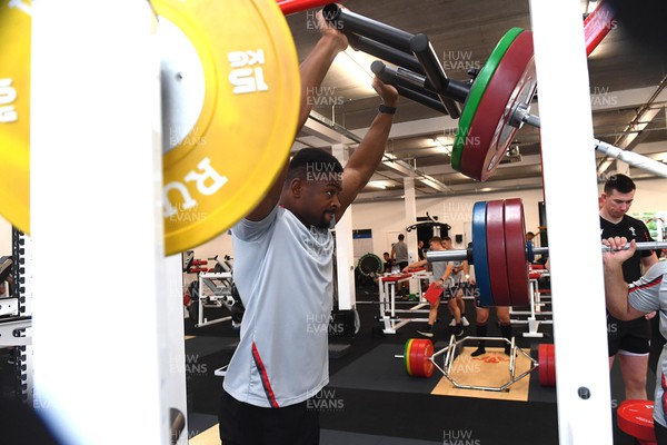 071122 - Wales Rugby Gym Session - Christ Tshiunza during weights session