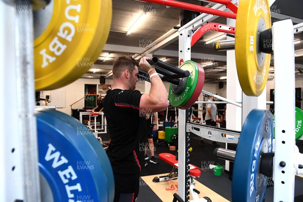 071122 - Wales Rugby Gym Session - Dan Lydiate during weights session