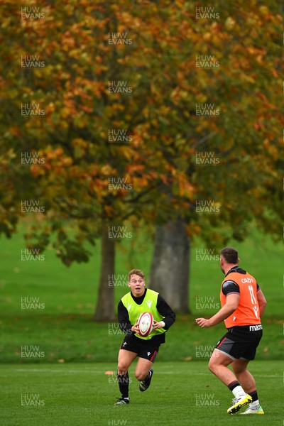 071122 - Wales Rugby Training - Sam Costelow during training