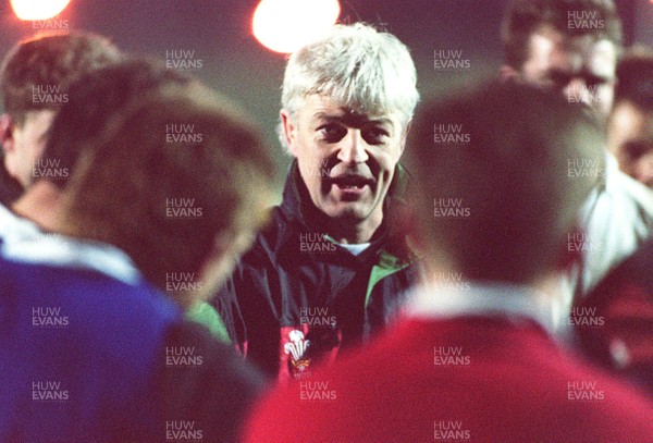 080196 - Wales Rugby Training - Kevin Bowring during training