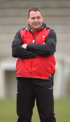 080203 - Wales Rugby Training - Welsh Coach Steve Hansen looks on as team train