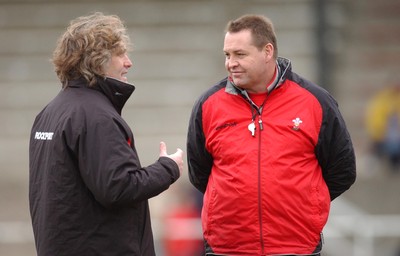 080203 - Wales Rugby Training - Steve Hansen talks with Scott Johnson at Welsh training session in Waterton Cross, Bridgend