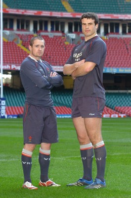 08.02.08 Wales rugby training,Millennium Stadium... The long and short of it...Wales Shane Williams and Jamie Roberts(rt) in training. 