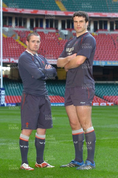 08.02.08 Wales rugby training,Millennium Stadium... The long and short of it...Wales Shane Williams and Jamie Roberts(rt) in training. 