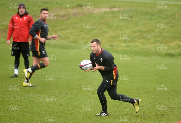 080316 - Wales Rugby Training -Gareth Davies and Rhys Webb (left) during training