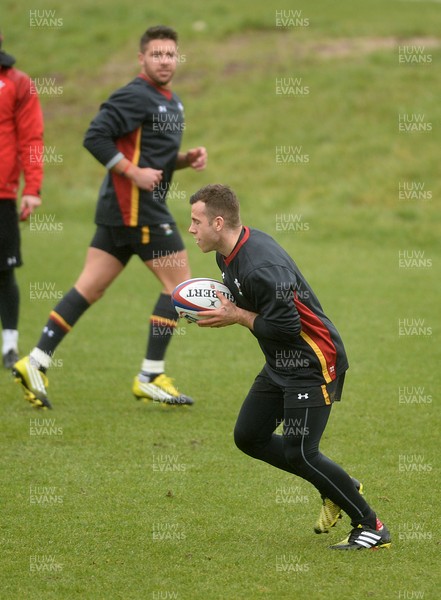 080316 - Wales Rugby Training -Gareth Davies and Rhys Webb (left) during training