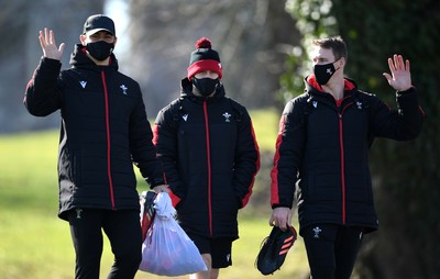 080321 - Wales Rugby Training - Louis Rees-Zammit, Gareth Davies and Liam Williams during training