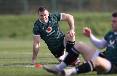 080324 - Wales Rugby Training ahead of their 6 Nations game against France - Gareth Davies during training