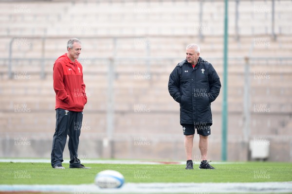 080618 - Wales Rugby Training - Rob Howley and Warren Gatland during training