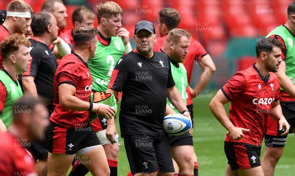 080721 - Wales Rugby Training - Wayne Pivac during training