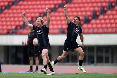 080725 - Wales Rugby Training in the final week of their tour to Japan - Blair Murray and Dan Edwards during training