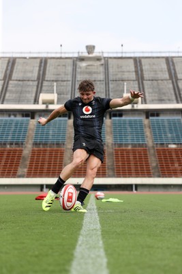 080725 - Wales Rugby Training in the final week of their tour to Japan - Dan Edwards during training