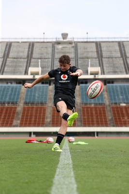 080725 - Wales Rugby Training in the final week of their tour to Japan - Dan Edwards during training