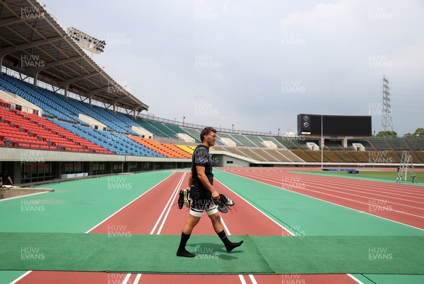 080725 - Wales Rugby Training in the final week of their tour to Japan - Teddy Williams during training