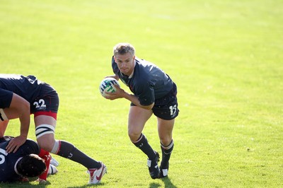 08.09.07 Wales World Cup training... Dwayne Peel passes the ball 