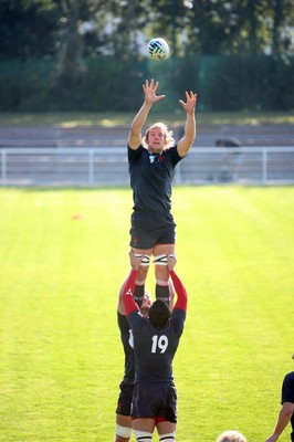 08.09.07 Wales World Cup training... Alun Wyn-Jones takes lineout ball. 