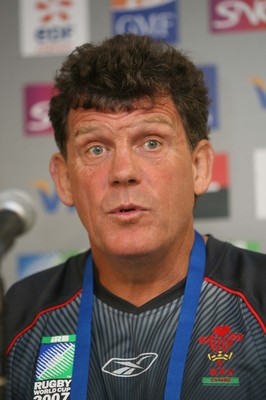 08.09.07 Wales World Cup training... Coach Gareth Jenkins speaks at a press conference at the ground in Nantes. 