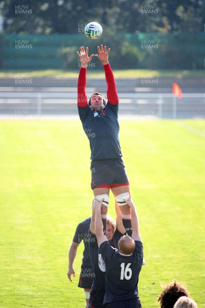 08.09.07 Wales World Cup training... Jonathan Thomas takes lineout ball. 