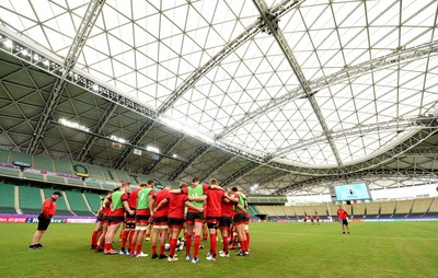 081019 - Wales Rugby Training - Players huddle during training