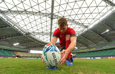 081019 - Wales Rugby Training - Dan Biggar during training