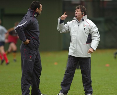 08.11.06 - Wales Rugby Training - Wales Coach, Gareth Thomas talks to Jonathan Thomas 