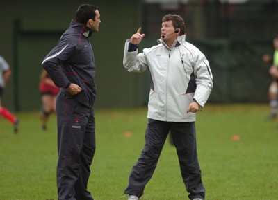08.11.06 - Wales Rugby Training - Wales Coach, Gareth Thomas talks to Jonathan Thomas 