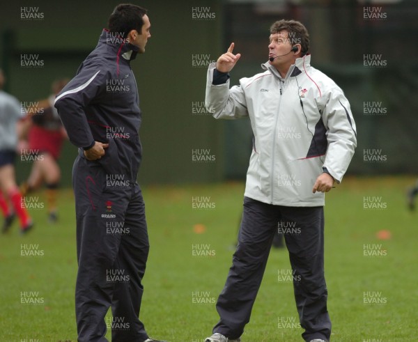 08.11.06 - Wales Rugby Training - Wales Coach, Gareth Thomas talks to Jonathan Thomas 
