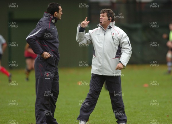 08.11.06 - Wales Rugby Training - Wales Coach, Gareth Thomas talks to Jonathan Thomas 