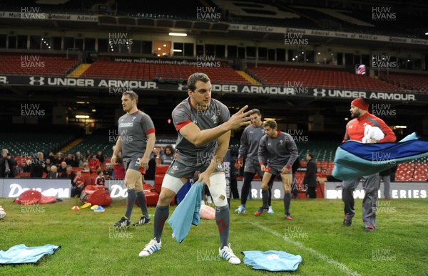 081113 - Wales Rugby Training -Sam Warburton arrives for training