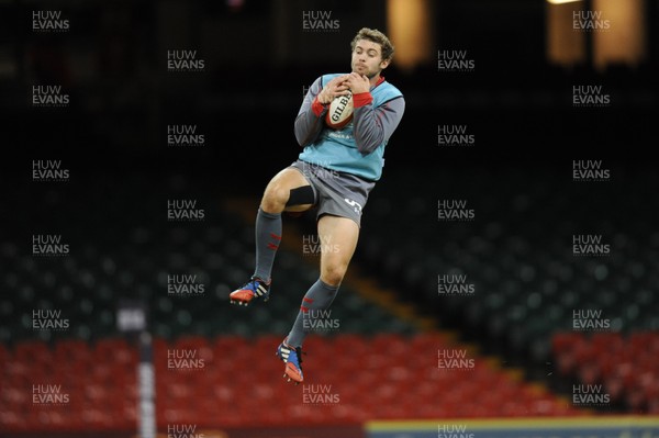 081113 - Wales Rugby Training -Leigh Halfpenny during training