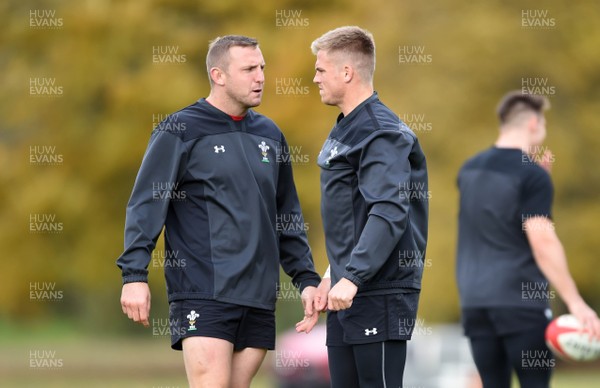 081118 - Wales Rugby Training - Hadleigh Parkes and Gareth Anscombe during training