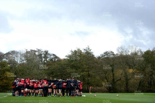 081118 - Wales Rugby Training - Players huddle during training