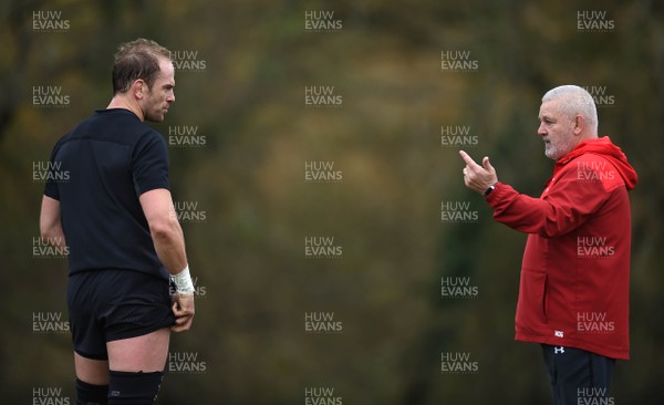 081118 - Wales Rugby Training - Alun Wyn Jones and Warren Gatland during training