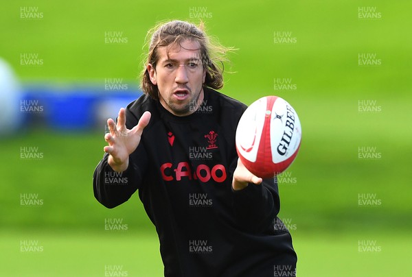 081122 - Wales Rugby Training - Justin Tipuric during training