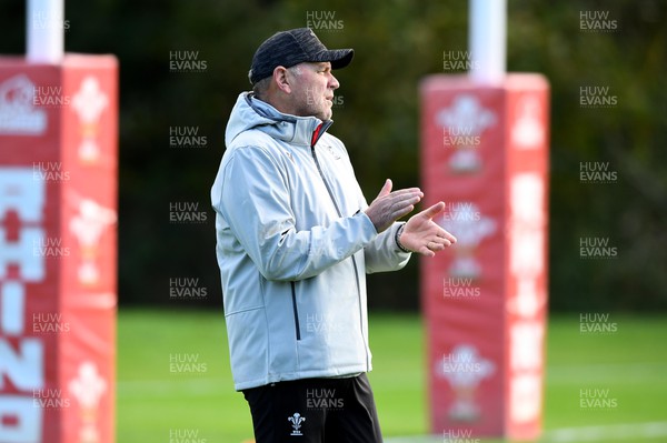 081122 - Wales Rugby Training - Wayne Pivac during training