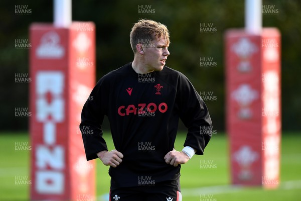081122 - Wales Rugby Training - Sam Costelow during training