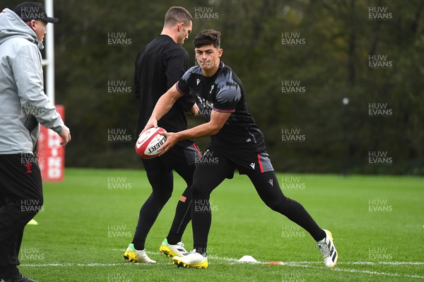 081122 - Wales Rugby Training - Louis Rees-Zammit during training