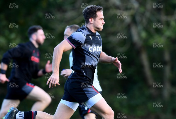 081122 - Wales Rugby Training - Kieran Hardy during training