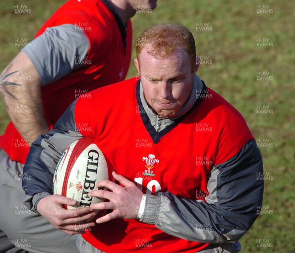 090206  Wales rugby training, Cardiff - Martyn Williams drives through   