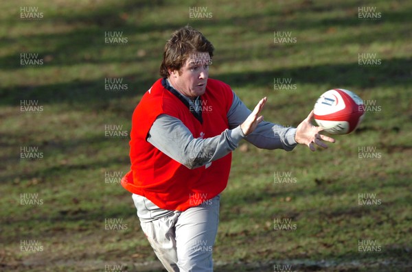 090206  Wales rugby training, Cardiff - Shane Williams receives the ball   