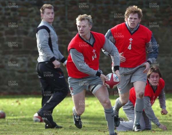 090206  Wales rugby training, Cardiff - Dwayne Peel passes the ball out   